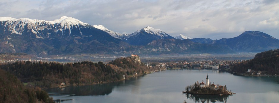 09 IMG_7888 Île De Bled Et Église Sainte-Marie De L'Assomption. En Arrière Plan, Château De Bled Et Église Paroissiale Saint-Martin.JPG
